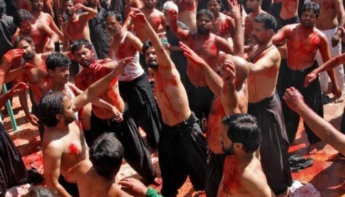 शिया अपने शरीर को खंजर से घायल कर लेते हैं. Shia 11