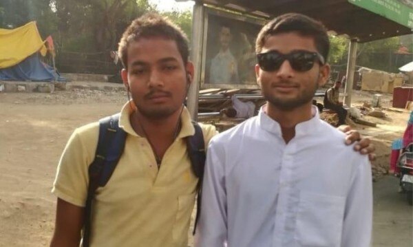 पीली टीशर्ट में अपने छोटे भाई के साथ शिव पीली टीशर्ट में अपने छोटे भाई के साथ शिव