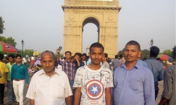 अपने पिता(बाएं) के साथ सफेद टीशर्ट में शिव अपने पिता(बाएं) के साथ सफेद टीशर्ट में शिव