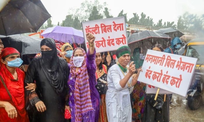 अब इस ड्राफ़्ट से जुड़ी हुई क्या ही और कितनी ही तस्वीरें होंगीं. इसलिए हम आपको दिखा रहे हैं, देश के कोने-कोने से खींची गई विद्युत-सेवा से उपजी प्रदर्शन की तस्वीरें. ये ठाणे की है. एनसीपी कार्यकर्ताओं ने अगस्त 29, 2020 को ठाणे के मुंब्रा में टोरेंट पावर लिमिटेड के खिलाफ बिजली के बिलों में महंगाई को लेकर विरोध प्रदर्शन किया. यहां पर टोरेंट पावर लिमिटेड, ‘डिस्ट्रीब्यूटर लाइसेंसी’ कहलाई. (PTI Photo) अब इस ड्राफ़्ट से जुड़ी हुई क्या ही और कितनी ही तस्वीरें होंगीं. इसलिए हम आपको दिखा रहे हैं, देश के कोने-कोने से खींची गई विद्युत-सेवा से उपजी प्रदर्शन की तस्वीरें. ये ठाणे की है. एनसीपी कार्यकर्ताओं ने अगस्त 29, 2020 को ठाणे के मुंब्रा में टोरेंट पावर लिमिटेड के खिलाफ बिजली के बिलों में महंगाई को लेकर विरोध प्रदर्शन किया. यहां पर टोरेंट पावर लिमिटेड, ‘डिस्ट्रीब्यूटर लाइसेंसी’ कहलाई. (PTI Photo)