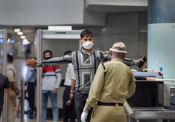 स्क्रीनिंग के दौरान एक के बाद दूसरे व्यक्ति की चेकिंग में भी सोशल डिस्टेंसिंग का ध्यान रखा गया. (फोटो- PTI) स्क्रीनिंग के दौरान एक के बाद दूसरे व्यक्ति की चेकिंग में भी सोशल डिस्टेंसिंग का ध्यान रखा गया. (फोटो- PTI)