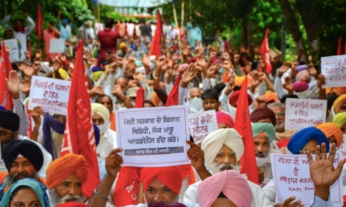 अमृतसर. 3 सितंबर, 2020. भारतीय कम्युनिस्ट पार्टी (मार्क्सवादी) के कार्यकर्ताओं ने बिजली संशोधन विधेयक 2020 के विरोध में नारे लगाए. बिजली संशोधन विधेयक 2020 का मतलबकेंद्र शासित प्रदेशों में बिजली वितरण के निजीकरण की योजना. (PTI Photo) अमृतसर. 3 सितंबर, 2020. भारतीय कम्युनिस्ट पार्टी (मार्क्सवादी) के कार्यकर्ताओं ने बिजली संशोधन विधेयक 2020 के विरोध में नारे लगाए. बिजली संशोधन विधेयक 2020 का मतलबकेंद्र शासित प्रदेशों में बिजली वितरण के निजीकरण की योजना. (PTI Photo)