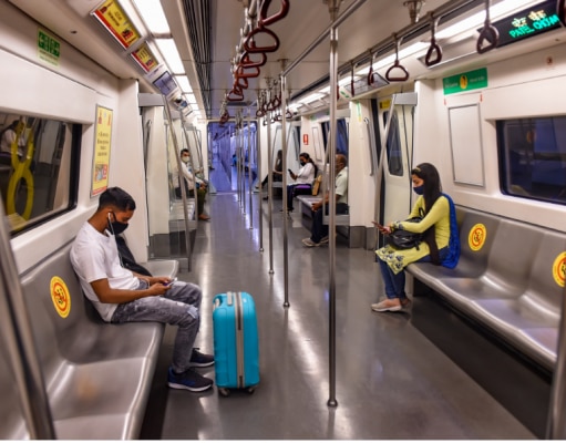 दिल्ली मेट्रो प्रशासन ने लोगों से हल्के और कम सामान ही लेकर यात्रा करने की अपील की थी. (PTI) दिल्ली मेट्रो प्रशासन ने लोगों से हल्के और कम सामान ही लेकर यात्रा करने की अपील की थी. (PTI)