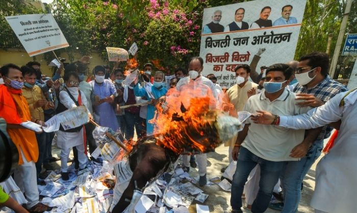 नई दिल्ली. 27 जुलाई, 2020. बिजली बिलों को लेकर AAP सरकार के खिलाफ प्रदर्शन के दौरान दिल्ली के सीएम अरविंद केजरीवाल का पुतला जलाते हुए भाजपा कार्यकर्ता. (PTI Photo / Shahbaz Khan) नई दिल्ली. 27 जुलाई, 2020. बिजली बिलों को लेकर AAP सरकार के खिलाफ प्रदर्शन के दौरान दिल्ली के सीएम अरविंद केजरीवाल का पुतला जलाते हुए भाजपा कार्यकर्ता. (PTI Photo / Shahbaz Khan)