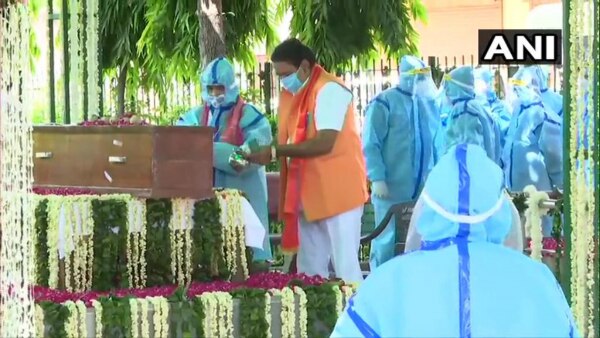 प्रणब मुखर्जी के बेटे अभिजीत मुखर्जी अपने पिता का अंतिम संस्कार करते हुए. (फोटो- ANI) Abhijit Mukherjee