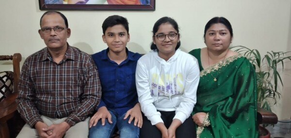 अपने परिवार के साथ अनुष्का (सफ़ेद शर्ट में). (तस्वीर: सिथुन मोदक/आज तक) Anushka Sourced