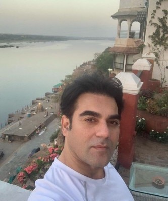अरबाज़ खान कहा है कि ऐसे फेप पोस्ट और वीडियो कंटेट बनाकर लोग उनके और उनके परिवार को बदनाम करने की कोशिश कर रहे हैं. अरबाज़ खान कहा है कि ऐसे फेप पोस्ट और वीडियो कंटेट बनाकर लोग उनके और उनके परिवार को बदनाम करने की कोशिश कर रहे हैं.