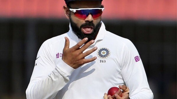 क्रिकेट में गेंद को थूक से चमकाना काफी अहम प्रक्रिया है. क्रिकेट में गेंद को थूक से चमकाना काफी अहम प्रक्रिया है.