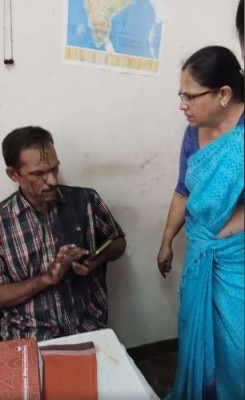 विजय पी नायर (बैठे) और भाग्यलक्ष्मी. (तस्वीर: फेसबुक लाइव स्क्रीनशॉट) Bhagya Lakshmi Dubbing Artist