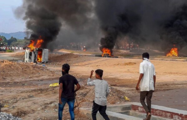 कई गाड़ियों में आग लगा दी गई. फोटो: PTI कई गाड़ियों में आग लगा दी गई. फोटो: PTI