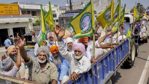 पंंजाब में किसान मोदी सरकार की ओर से लाए गए बिलों के खिलाफ काफी मुखरता से आवाज बुलंद कर रहे हैं. पंंजाब में किसान मोदी सरकार की ओर से लाए गए बिलों के खिलाफ काफी मुखरता से आवाज बुलंद कर रहे हैं.