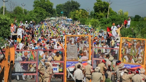 केंद्र सरकार की ओर से लाए गए बिलों के खिलाफ हरियाणा में किसानों ने प्रदर्शन किया था. तो पुलिस ने उन पर लाठियां बरसाई थीं. यह फोटो पंजाब के श्री मुक्तसर साहिब की है. केंद्र सरकार की ओर से लाए गए बिलों के खिलाफ हरियाणा में किसानों ने प्रदर्शन किया था. तो पुलिस ने उन पर लाठियां बरसाई थीं. यह फोटो पंजाब के श्री मुक्तसर साहिब की है.
