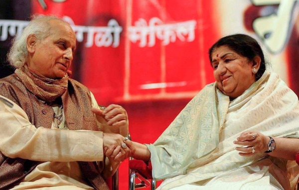 पंडित जसराज (बाएं) के साथ बैठीं लता मंगेशकर. (फ़ाइल फोटो- PTI) Padma Vibhushan Pandit Jasraj Passes Away In New Jersey