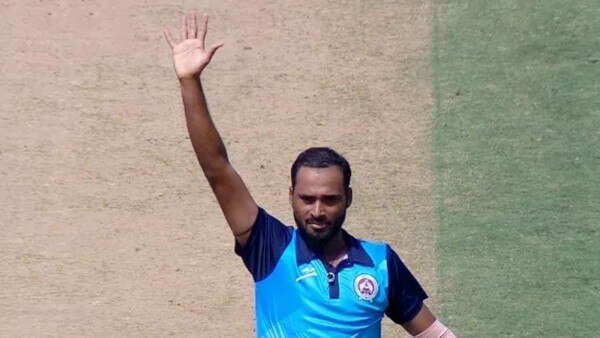 लुकमान मेरीवाला बाएं हाथ के तेज गेंदबाज हैं. लुकमान मेरीवाला बाएं हाथ के तेज गेंदबाज हैं.