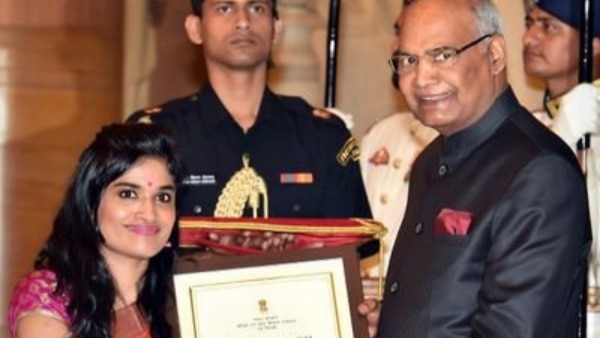 राष्ट्रपति रामनाथ कोविंद से नारी शक्ति पुरस्कार लेती हुईं मालविका. (फोटो- मालविका का ट्विटर अकाउंट) Malvika Iyer