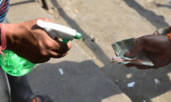 मुश्किल समय. ऐसे में ग्रेच्युटी वाला क़ानून ख़ुश करता है.