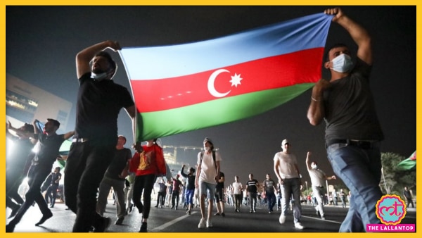 अज़रबैजान के लोग आर्मेनिया से युद्ध को लेकर आंदोलन कर रहे थे. (एएफपी) Pro War Rally Baku Azerbaijan