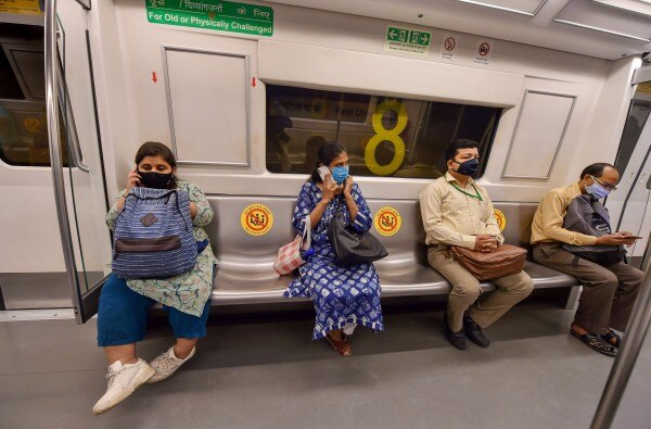 मेट्रो के अंदर एक सीट छोड़कर बैठने के लिए DMRC ने सुविधा के लिए हर दूसरी सीट पर स्टीकर लगा दिया था, जिससे सोशल डिस्टेंसिंग का पालन आसानी से हो सके. (फोटो-PTI) मेट्रो के अंदर एक सीट छोड़कर बैठने के लिए DMRC ने सुविधा के लिए हर दूसरी सीट पर स्टीकर लगा दिया था, जिससे सोशल डिस्टेंसिंग का पालन आसानी से हो सके. (फोटो-PTI)