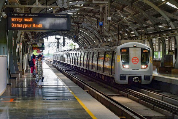 समयपुर बादली मेट्रो स्टेशन पर मेट्रो का इंतजार करते यात्री. (फोटो- PTI) समयपुर बादली मेट्रो स्टेशन पर मेट्रो का इंतजार करते यात्री. (फोटो- PTI)