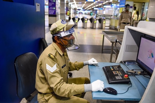 यात्रियों के सामान की स्क्रीनिंग करते सुरक्षाकर्मी. (फोटो-PTI) यात्रियों के सामान की स्क्रीनिंग करते सुरक्षाकर्मी. (फोटो-PTI)