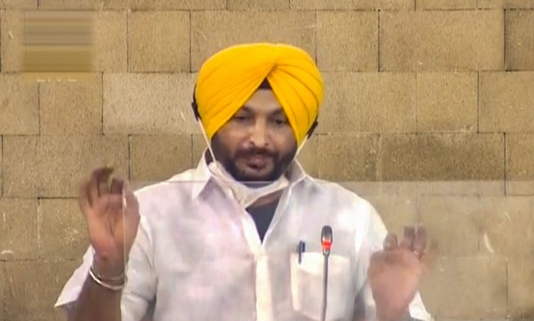कृषि से जुड़े बिल पर लोकसभा में अपनी बात रखते सांसद (फोटो-पीटीआई) Ravneet Singh Bittu (2)