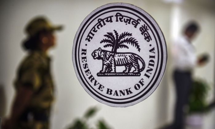 RBI बैंक्स का बैंक भी है और देश की मौद्रिक नीति भी देखता है. और कभी अगर 'मोरेटोरियम' नाम का शब्द सुनें तो मान लीजिएगा कि कहीं न कहीं RBI ज़रूर जुड़ा है. (तस्वीर: PTI) RBI बैंक्स का बैंक भी है और देश की मौद्रिक नीति भी देखता है. और कभी अगर 'मोरेटोरियम' नाम का शब्द सुनें तो मान लीजिएगा कि कहीं न कहीं RBI ज़रूर जुड़ा है. (तस्वीर: PTI)