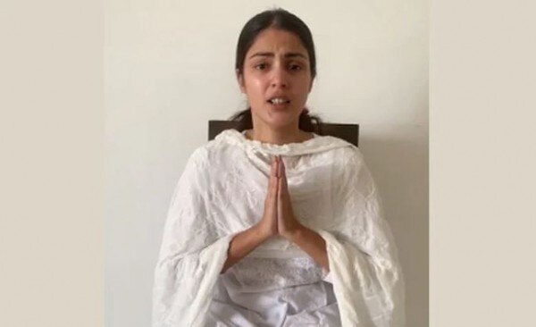 ये फोटो रिया चक्रवर्ती के वीडियो की है जिसमें वो सुशांत की मौत की जांच की मांग कर रही थीं. ये फोटो रिया चक्रवर्ती के वीडियो की है जिसमें वो सुशांत की मौत की जांच की मांग कर रही थीं.