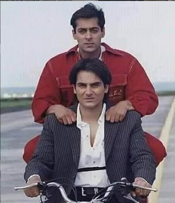 सलमान खान और अरबाज़ खान की फिल्म 'हैलो बर्द्रर' का एक सीन. सलमान खान और अरबाज़ खान की फिल्म 'हैलो बर्द्रर' का एक सीन.