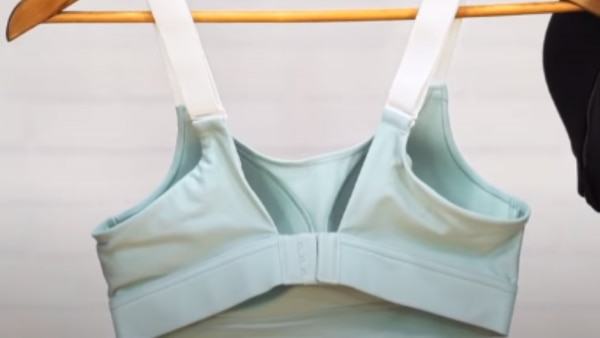 हुक वाला ब्रा. (फोटो- वीडियो स्क्रीनशॉट) Sports Bra (10)