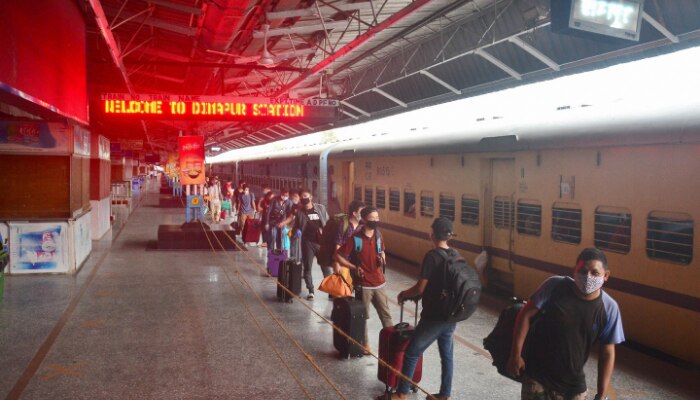 रेलवे फिलहाल श्रमिक और स्पेशल मिलाकर 310 ट्रेनें चला रहा है. ये तस्वीर नगालैंड के दीमापुर रेलवे स्टेशन की है. (फोटो- PTI) Untitled Design (39)