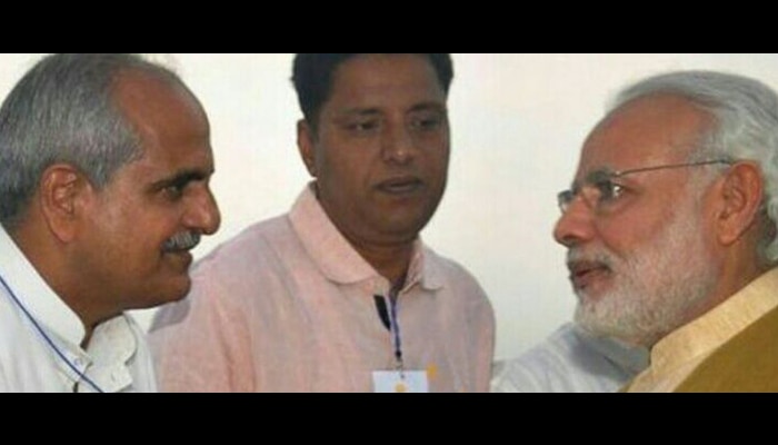 नागेंद्र नाथ और नरेंद्र मोदी. ये तस्वीर नागेंद्र नाथ ने अपनी ट्विटर कवर फोटो लगा रखी है. Untitled Design (49)