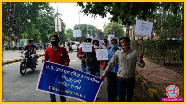  मध्यप्रदेश के उज्जैन में अपनी भर्ती के लिए धरना देने जा रहे चयनित शिक्षक. तस्वीर साभार- वृंदावन 