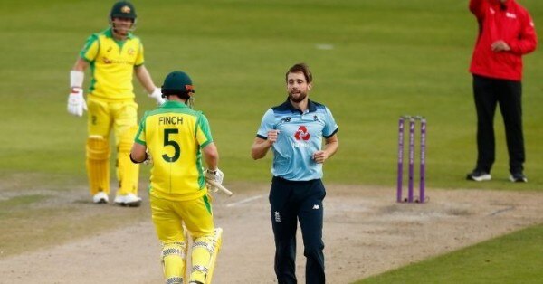 क्रिस वोक्स और एरॉन फिंच. फोटो: AP Woakes Finch