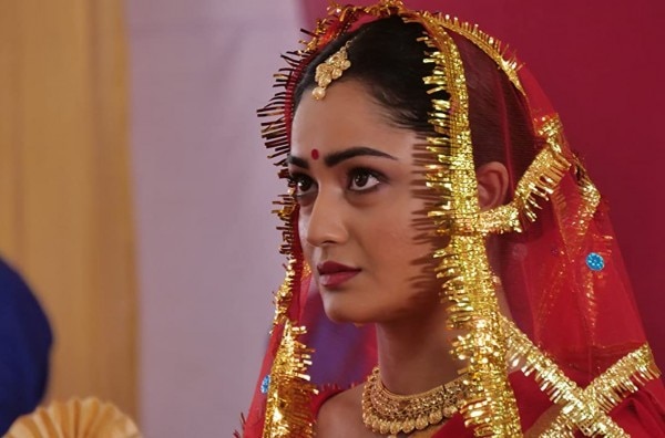 ये दृश्य भी आश्रम सीरीज़ के पहले सीज़न का है जिसमें पम्मी की भाभी और उसके भाई की शादी हो रही होती है. और पम्मी की भाभी पर काशीपुर वाले बाबा की गंदी नज़र होती है. ये दृश्य भी आश्रम सीरीज़ के पहले सीज़न का है जिसमें पम्मी की भाभी और उसके भाई की शादी हो रही होती है. और पम्मी की भाभी पर काशीपुर वाले बाबा की गंदी नज़र होती है.