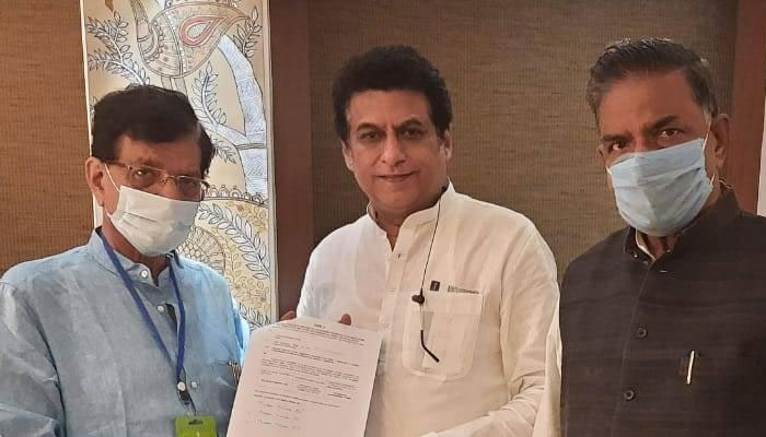 फोटो आसिफ गफूर (बीच में) के फेसबुक अकाउंट से साभार Asif Gafoor