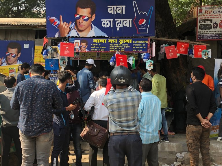 कहीं अब आप बाबा का ढाबा पहुंचे तो वो वीरान सी जगह खोजते रह जाएंगे, मिलेगी नहीं? कहीं अब आप बाबा का ढाबा पहुंचे तो वो वीरान सी जगह खोजते रह जाएंगे, मिलेगी नहीं?