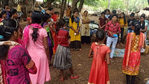 'बड़ा दीदी' ग्रुप पिछड़े इलाकों की बच्चियों को मेन्स्ट्रुअल हाइजीन की ट्रेनिंग देता है. (फोटो- फेसबुक) Bada Didi