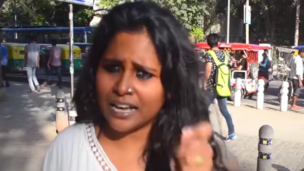 देवांगना कलिता. पिंजरा तोड़ ग्रुप की एक्टिविस्ट हैं. फरवरी में नॉर्थ-ईस्ट दिल्ली के कुछ इलाकों में हुए दंगों से कनेक्शन के आरोप में इन्हें गिरफ्तार किया गया था. (फोटो- वीडियो स्क्रीनशॉट) Devangana Kalita