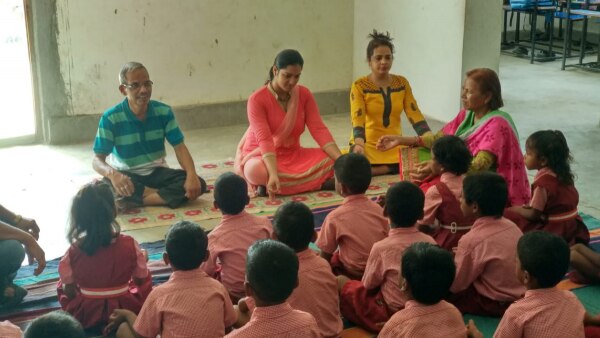 दुर्गावती उरांव स्कूल में बच्चों के साथ. Durgawati Oraon