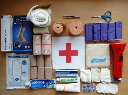 फर्स्ट ऐड किट में ये कुछ चीज़ें ज़रूर रखें First Aid Box
