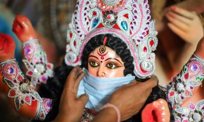 त्यौहार और ठंड. विशेषज्ञ कह रहे हैं कि इंडिया में अभी कोरोना का एक्स्ट्रीम बाक़ी है. (सांकेतिक तस्वीर: PTI) त्यौहार और ठंड. विशेषज्ञ कह रहे हैं कि इंडिया में अभी कोरोना का एक्स्ट्रीम बाक़ी है. (सांकेतिक तस्वीर: PTI)