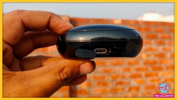 साउन्डकोर लिबर्टी 2 में USB टाइप-C पोर्ट है. (फ़ोटो: Mohammad Faisal/ The Lallantop) Lt Soundcore Liberty Usb