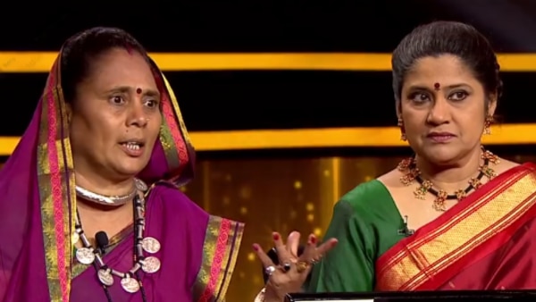KBC में फूलबासन, एक्ट्रेस रेणुका शहाणे के साथ. (फोटो- वीडियो स्क्रीनशॉट सोनी चैनल) Phoolbasan Bai Yadav