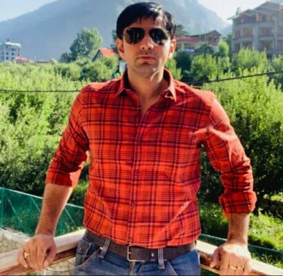 आरोपी पुनीत ग्रेवाल की गाड़ी की तस्वीर सोशल मीडिया पर भी डाली गई. बिना वर्दी के घूमते ग्रेवाल के बारे में किसी को पता नहीं था कि वो पुलिसवाला है. ये बात बाद में सामने आई. (तस्वीर; अरविन्द ओझा/आज तक) Puneet Grewal 2