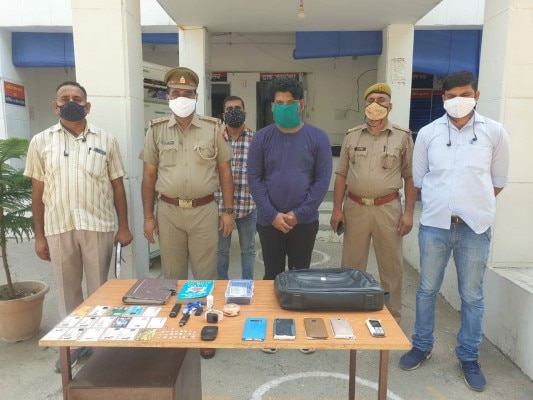 रवि अपने टारगेट्स की जानकारी एक डायरी में लिखकर रखता था. (तस्वीर: तन्सेम हैदर) Ravi Singh Noida