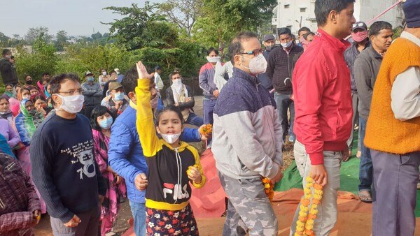 मौली की बातें सुनकर बीएसएफ जवानों की आखें भी नम हो गईं. फोटो- आजतक 3