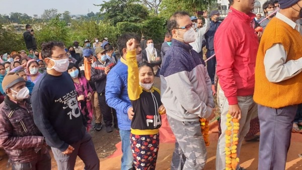 श्रद्धांजलि कार्यक्रम के दौरान मौली भारत माता की जय के नारे लगा रही थी. फोटो- आजतक 4