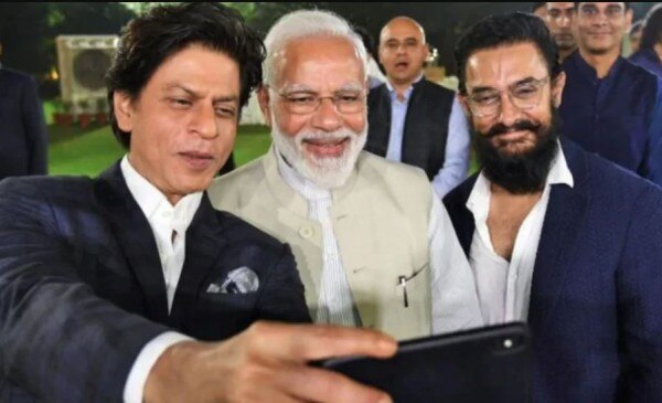 आमिर खान और सलमान खान पीएम मोदी के साथ सेल्फी लेते हुए. आमिर खान और सलमान खान पीएम मोदी के साथ सेल्फी लेते हुए.