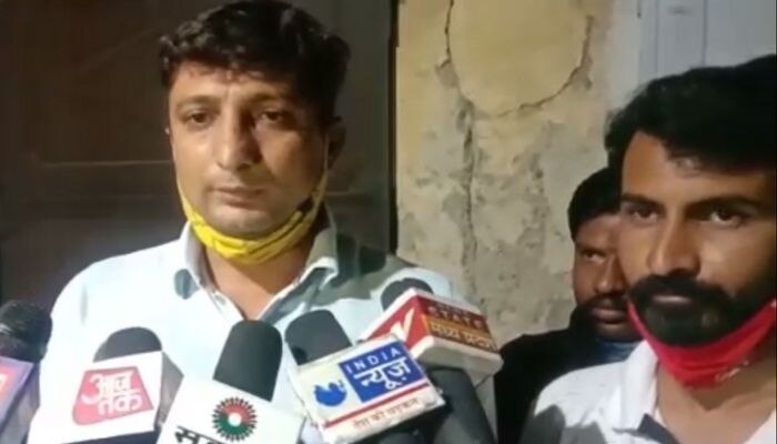 मीडिया से बात करते हुए जवान के परिजन. Ajit Family Member