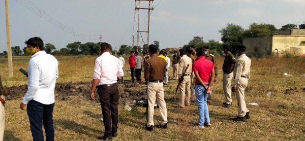 घटना स्थल पर मौजूद पुलिस और परिजन, जहां जवान का शव दफनाया गया था. Ajit Parmar Body